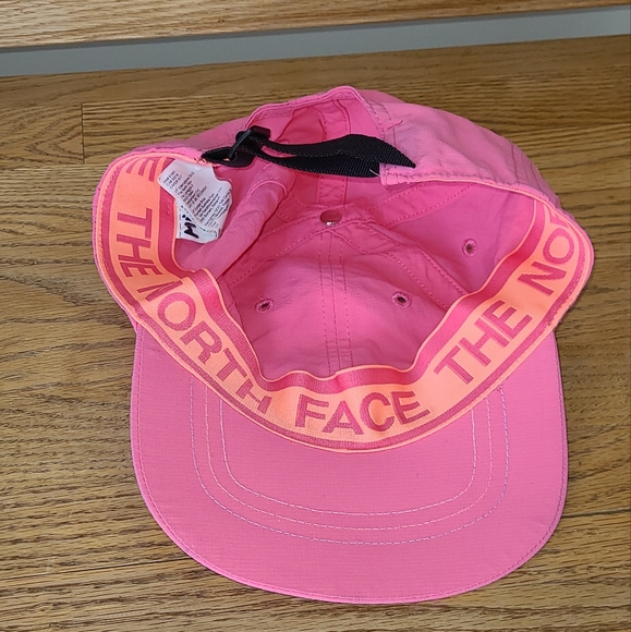 The North Face pink hat - Picture 3 of 5